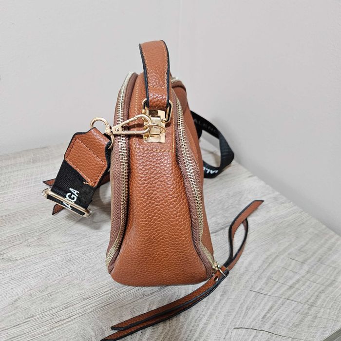 Кафява чанта с черна дръжка