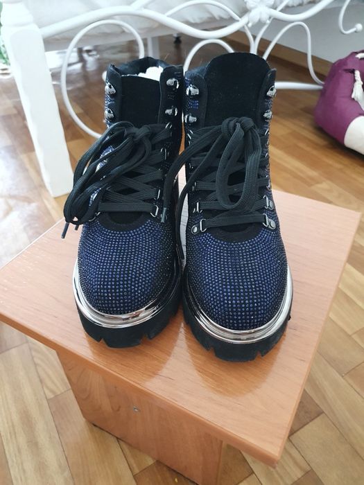 Шикарные ботинки со стразами раз. 38.