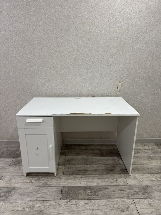 Письменный компьютерный стол