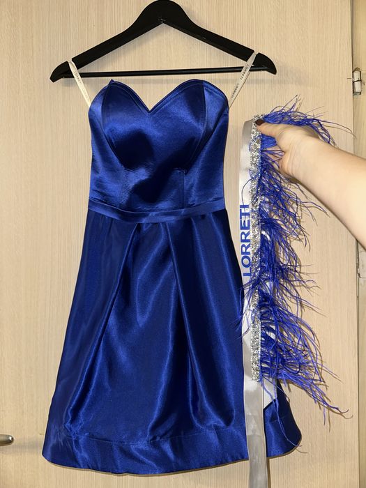 Две рокли. Синя коктейла рокля и черна тюлена рокля гащеризон.