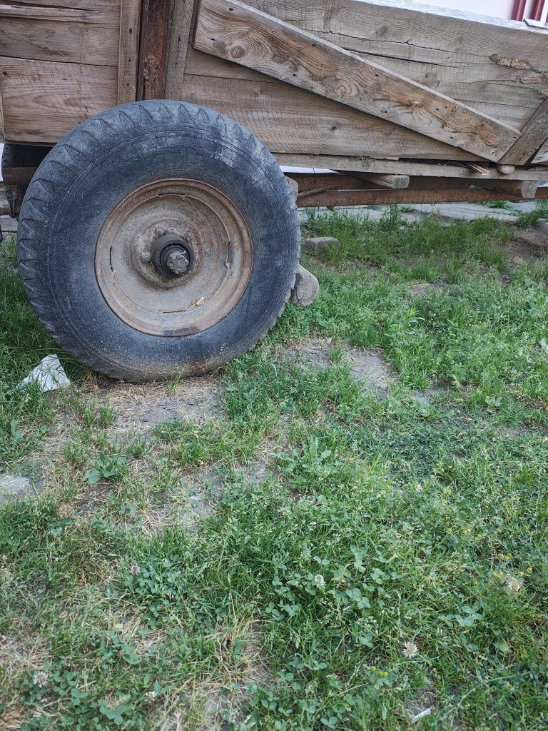 Vând tractor +căruță,in stare buna de funcționare.