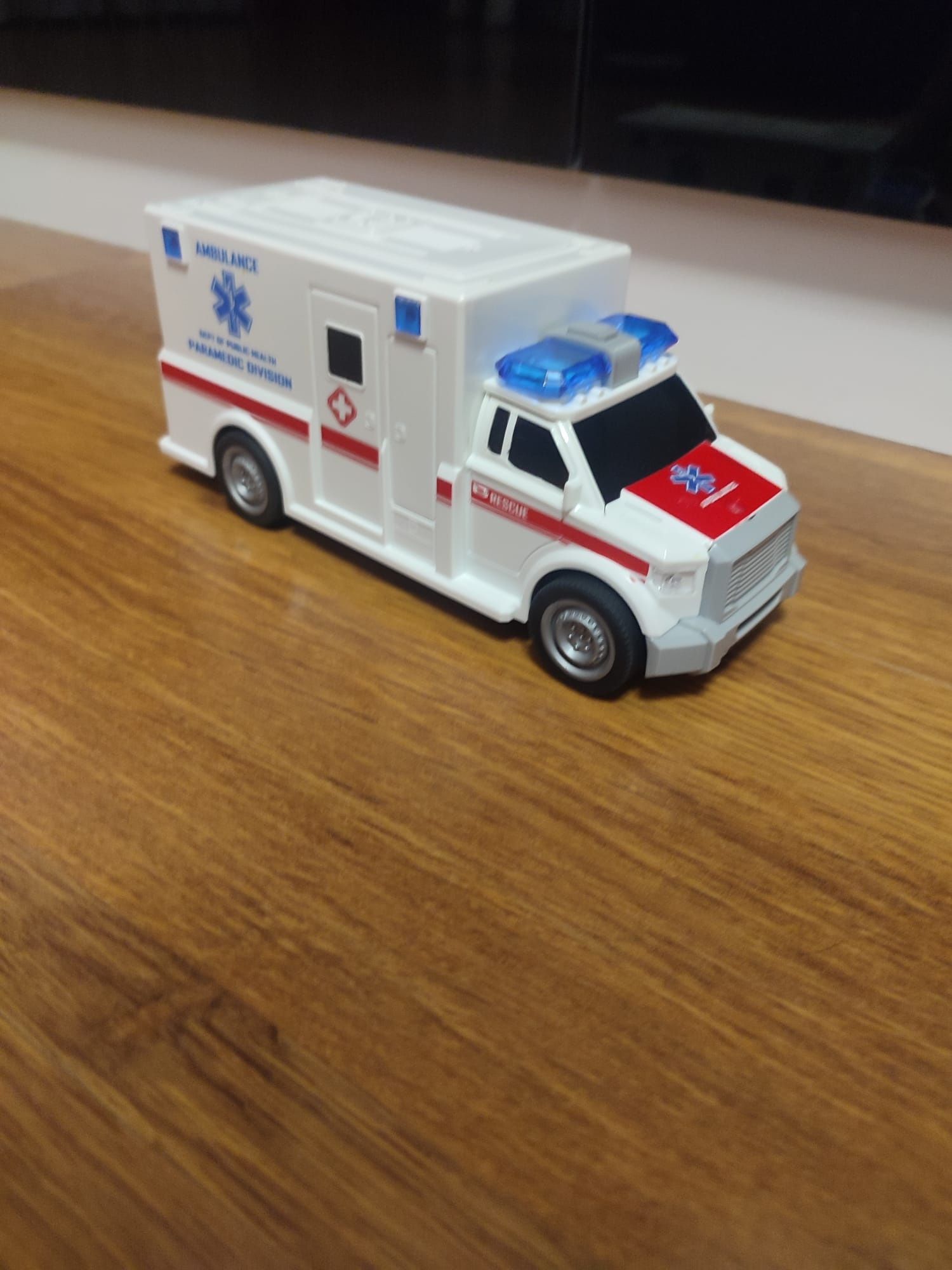 Masina de jucărie ambulanță