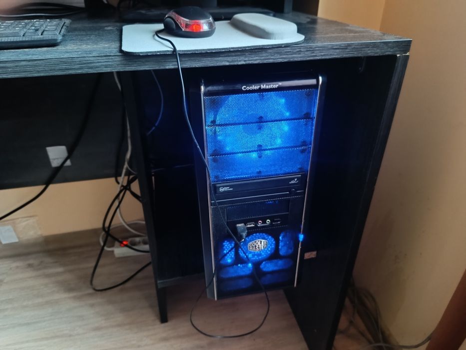 Компютър с монитор i7-7700, 3.6 ghz.
32 ram
Видео картаGTX1060,6GB

11