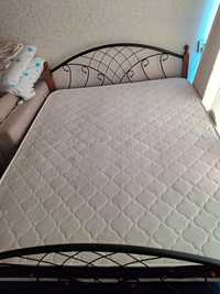 Кровать двуспальная с матрацем