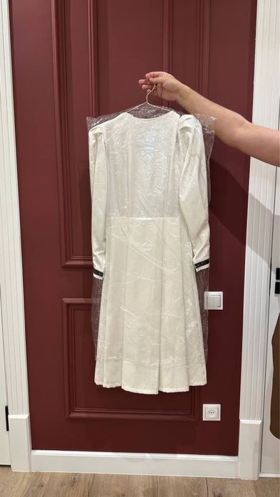 Красивое платье с бантиком сзади. Надевала 1 раз. Размер С