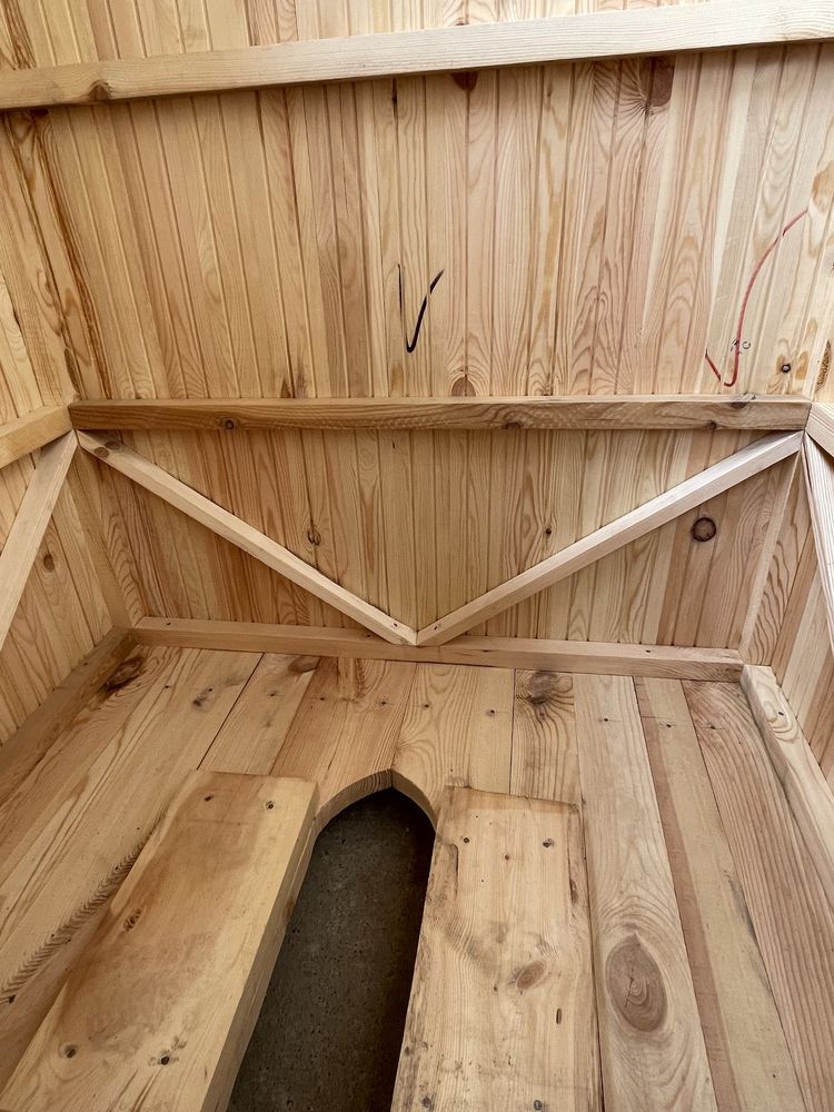 Уличный дачный деревянный туалет