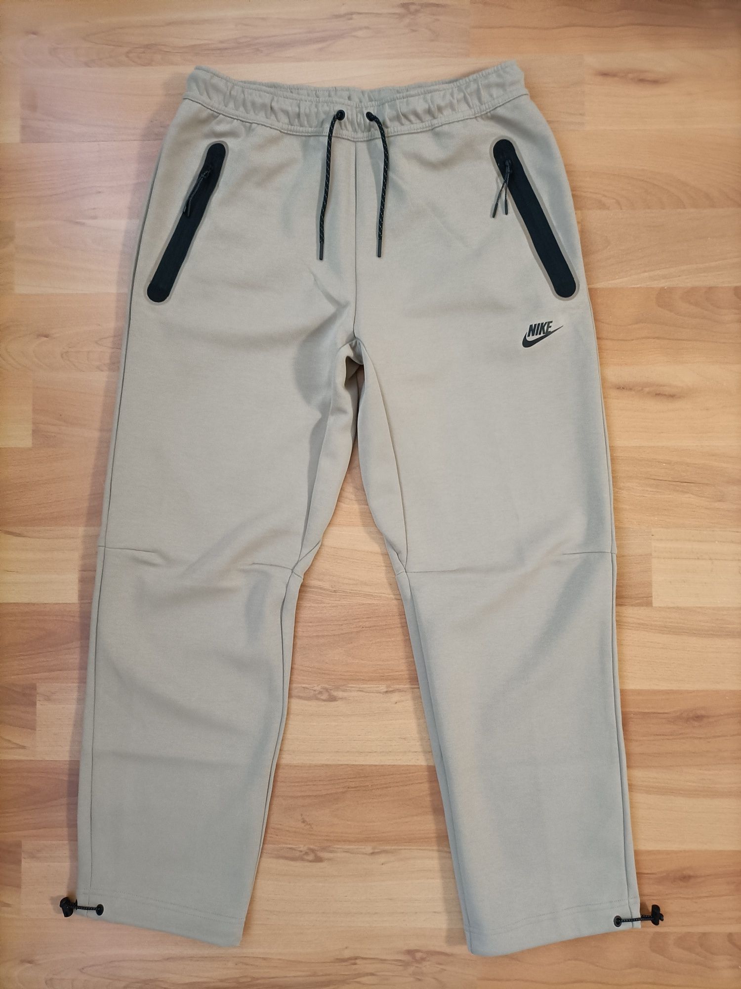 Vând pantaloni trening tech fleece