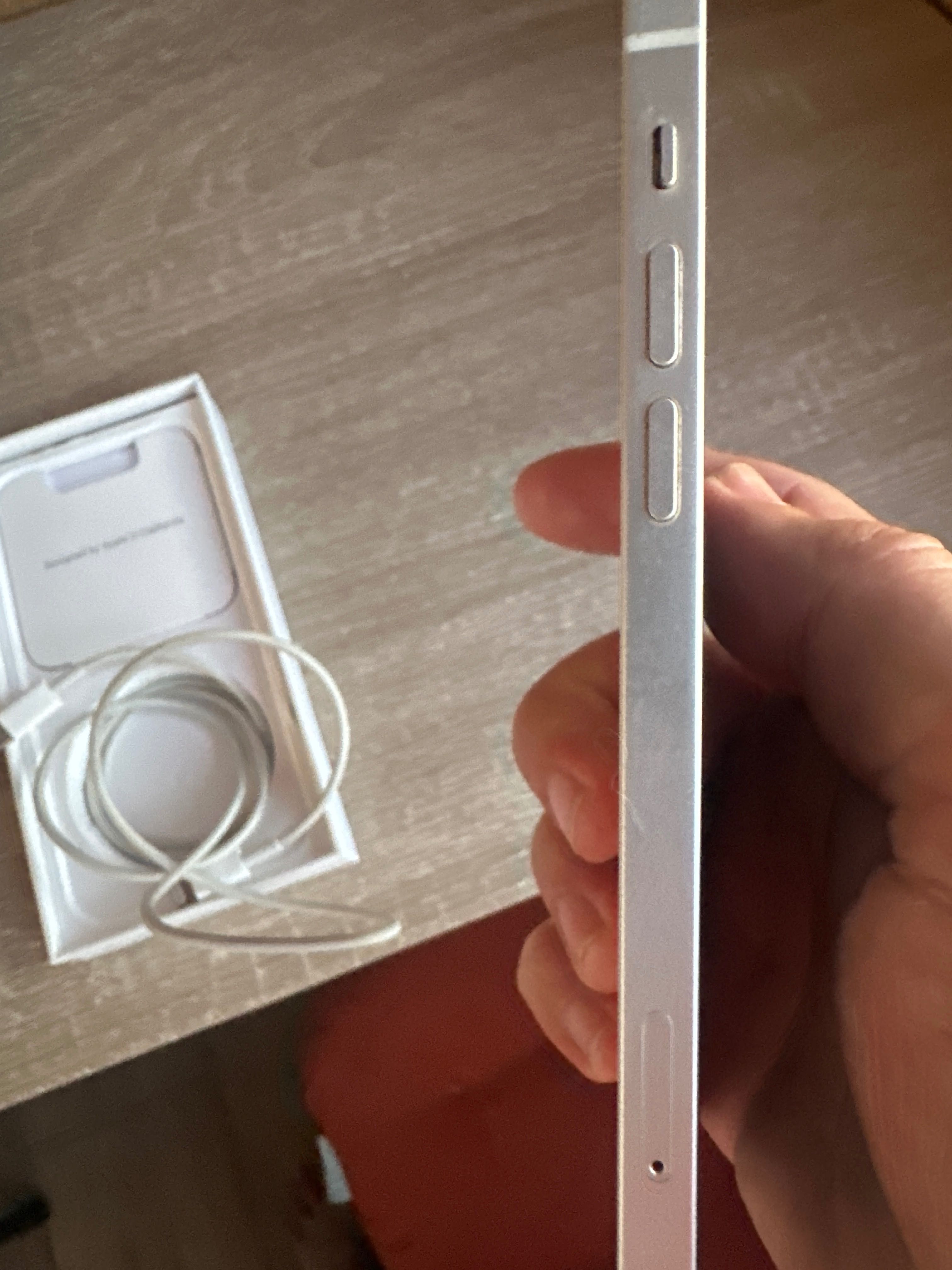 продавам iphone 12