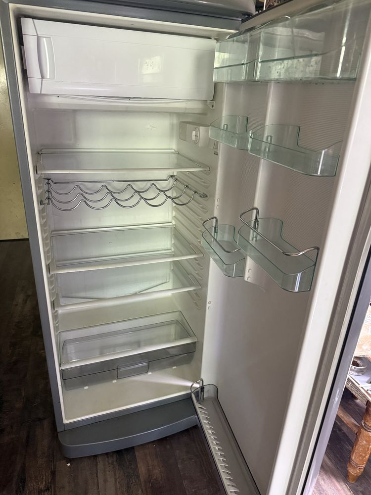 Ретро хладилник Gorenje с вътрешна камера.