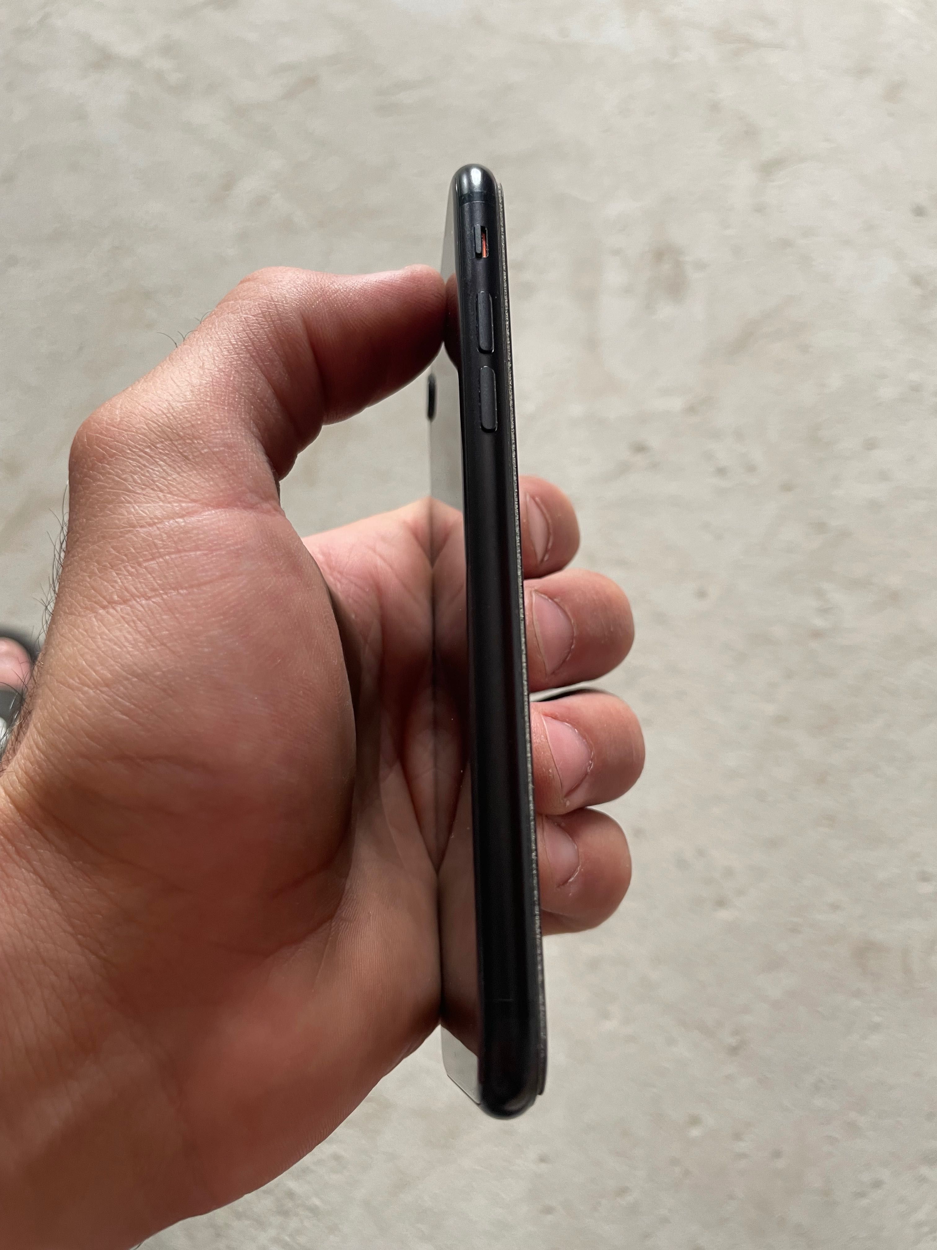 Продается iPhone SE 2020
