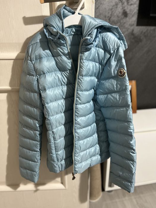 Vând geaca Moncler originala,pt 11-12 ani,potrivita si pt XS