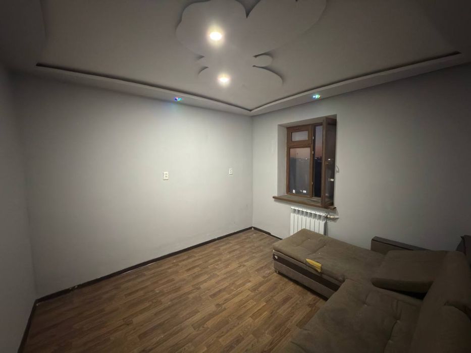 Шахар марказида жойлашган  3 хонали гиштли квартира сотилади.