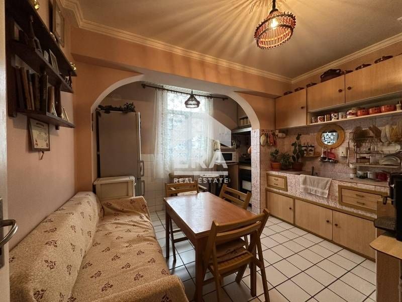 Тристаен апартамент в квартал ,,Любен Каравелов ,,