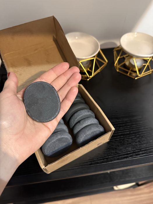 Pietre vulcanice negre 12 buc. + suport pentru ulei si pietre