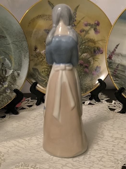 Порцеланова фигурка висока-15 см