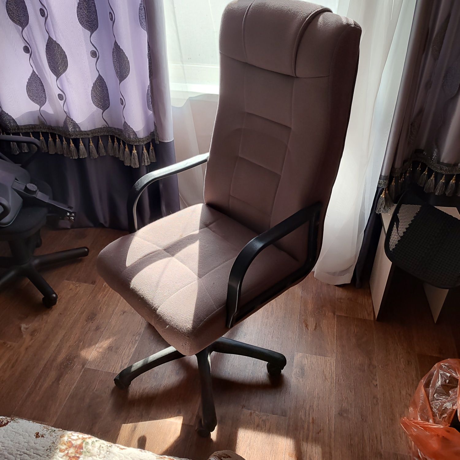 Продам офисное кресло новое