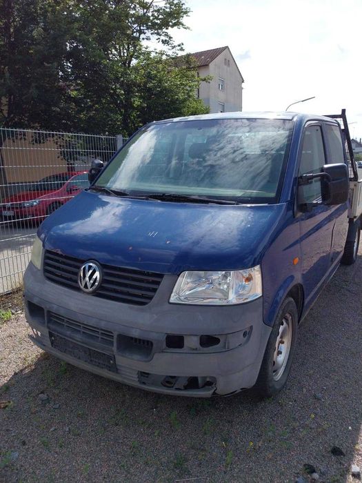 Volkswagen Transporter cu remorcă