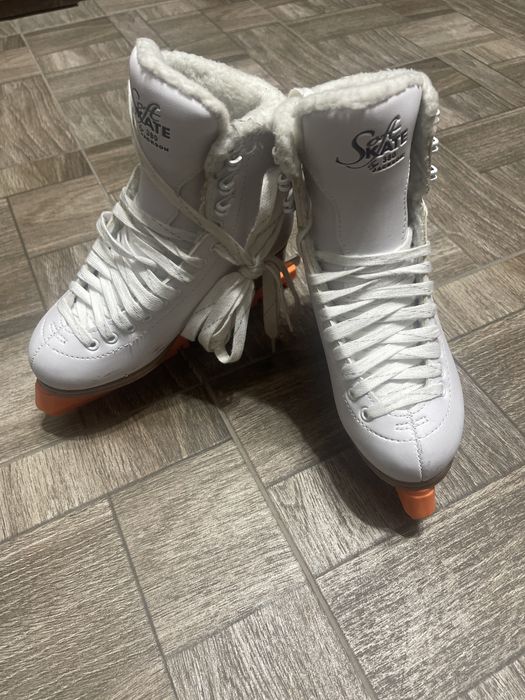 Коньки для фигурного катания размер 3 практически новые