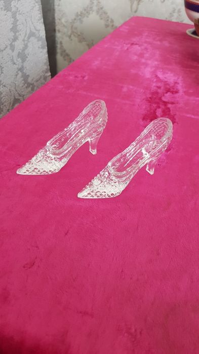 Продаются разные хрустальные фигурки, антикварные вазы, ложки, тарелки