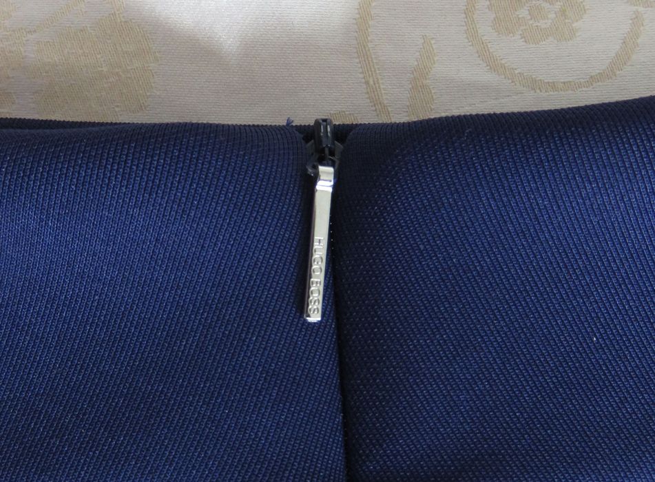 Пола Hugo Boss, миди дължина, S, нова