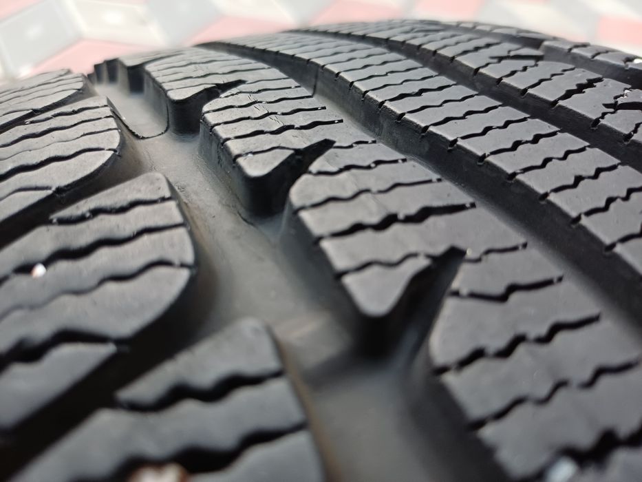 Vând 4 anvelope de iarna 205 60 r16 FORMULA by PIRELLI foarte bune