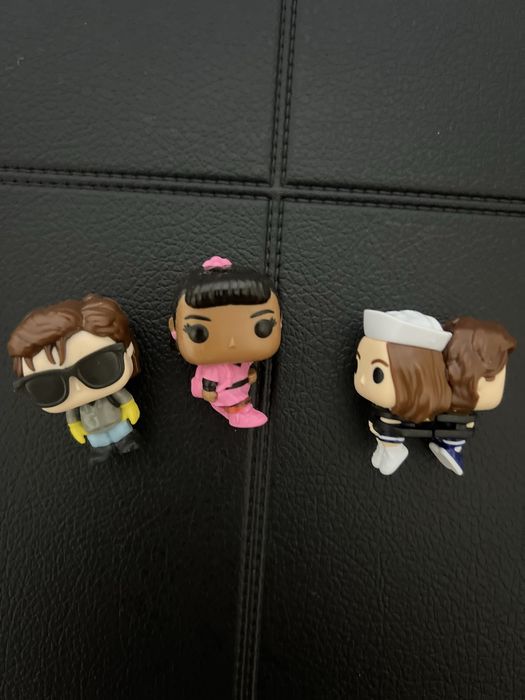 Фигурки  киндер  очень странные дела