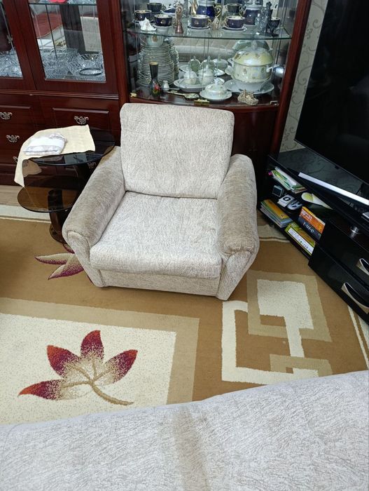 Диван и два кресла в хорошем состоянии