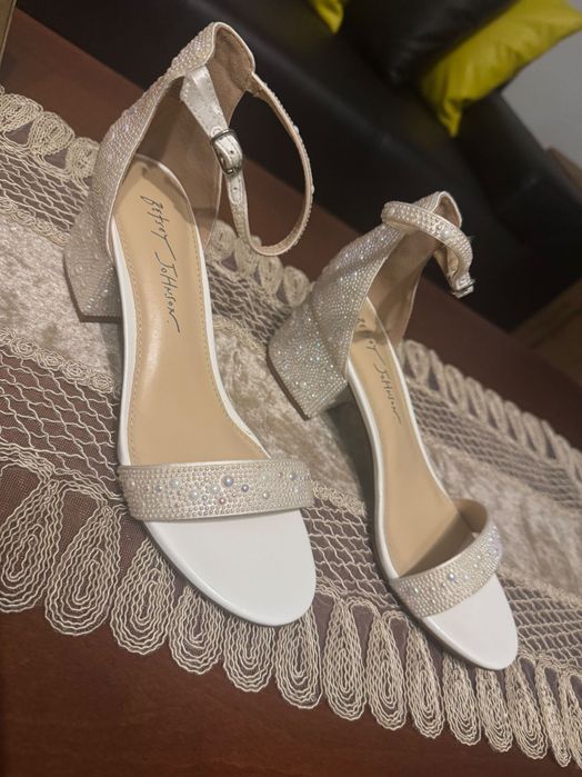 Sandale albe cu perle