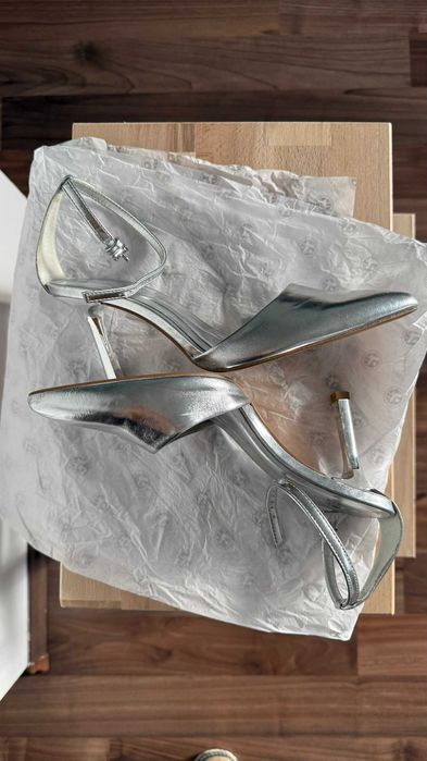 Pantofi cu toc Stradivarius marime 36 stare excelenta !