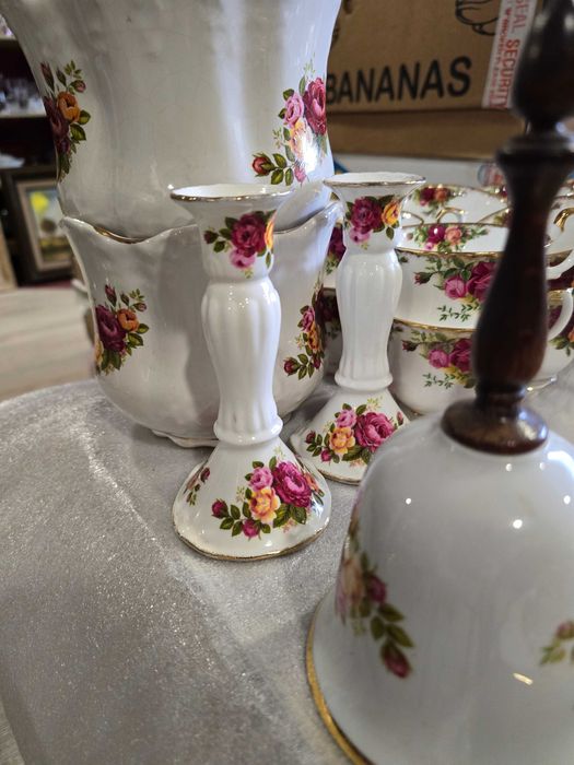 Royal Albert Old Country Rouses  - Колекционерски порцелан !