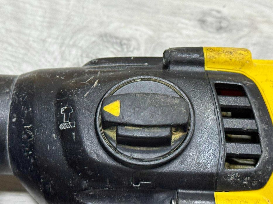 Акумулаторен перфоратор DEWALT DCH133 / без батерия и зарядно