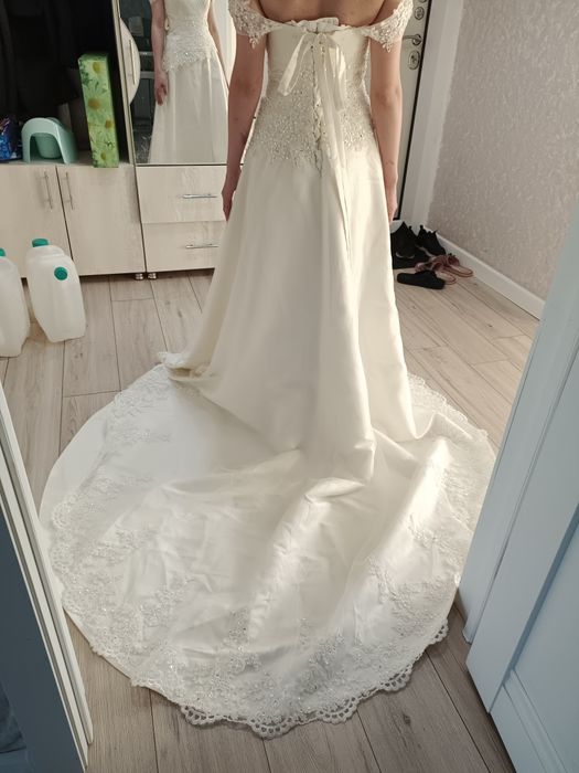 Продается свадебное платье в цвете айвори.