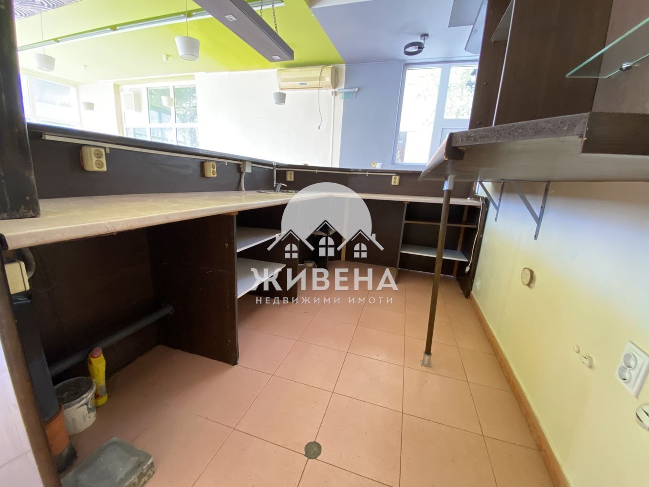 Заведение под наем в кв. Бриз, до Паметника, площ 143 кв.м