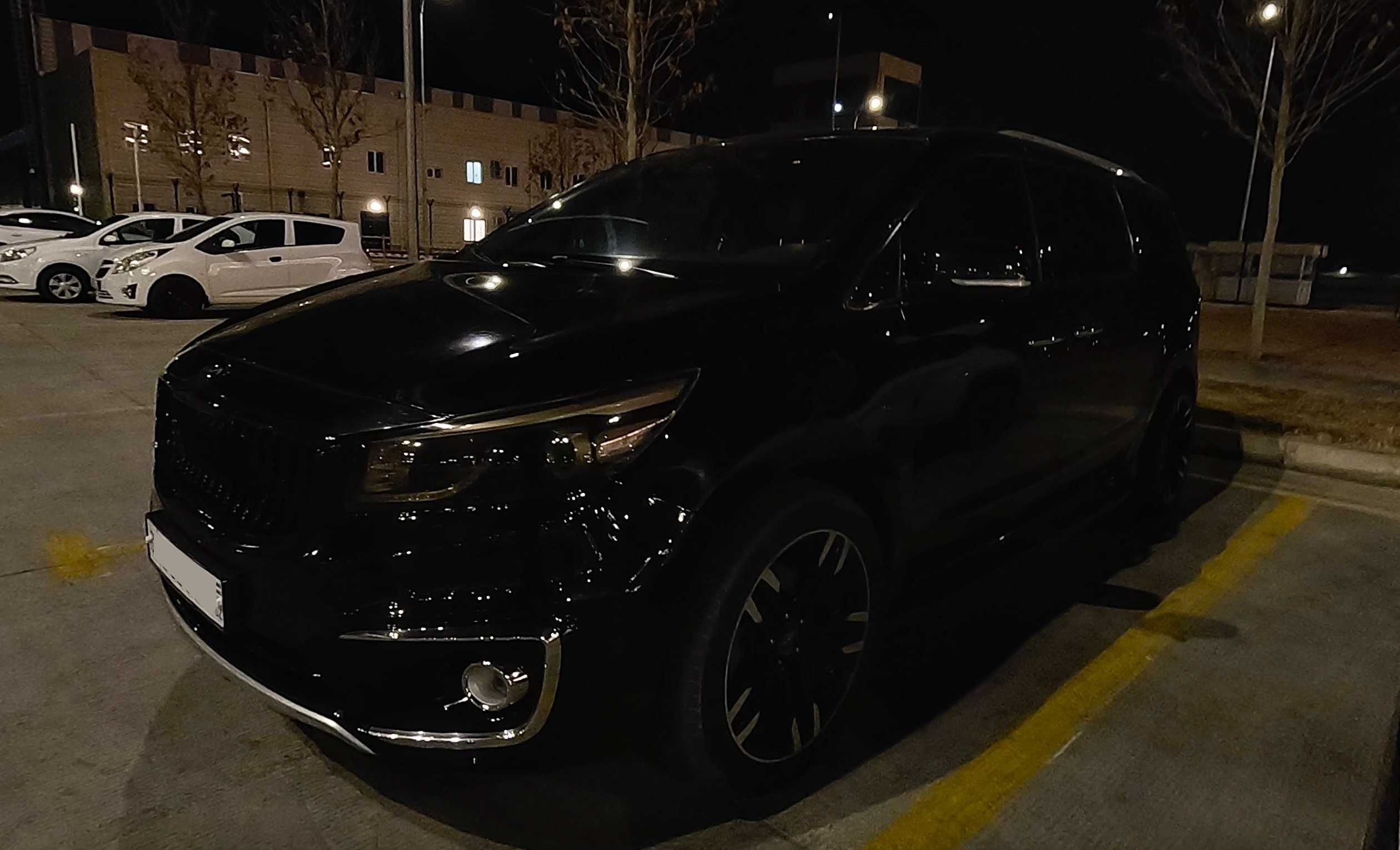 Kia Carnival 2015. Черный. есть навороты