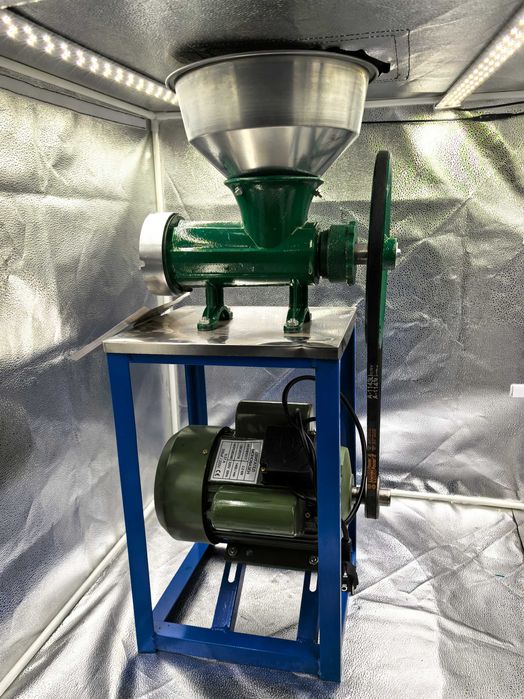 Masina de carne cu masa si motor 1.5 kW 699 lei