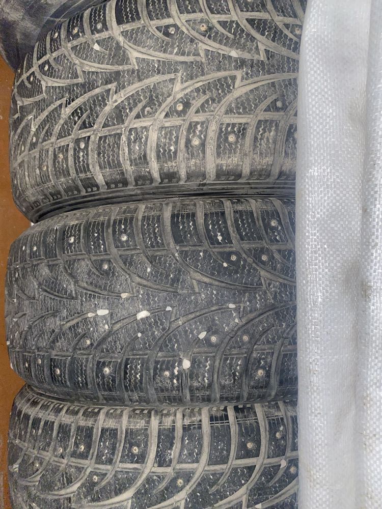 Зимные шиповые шины 215/55 R17