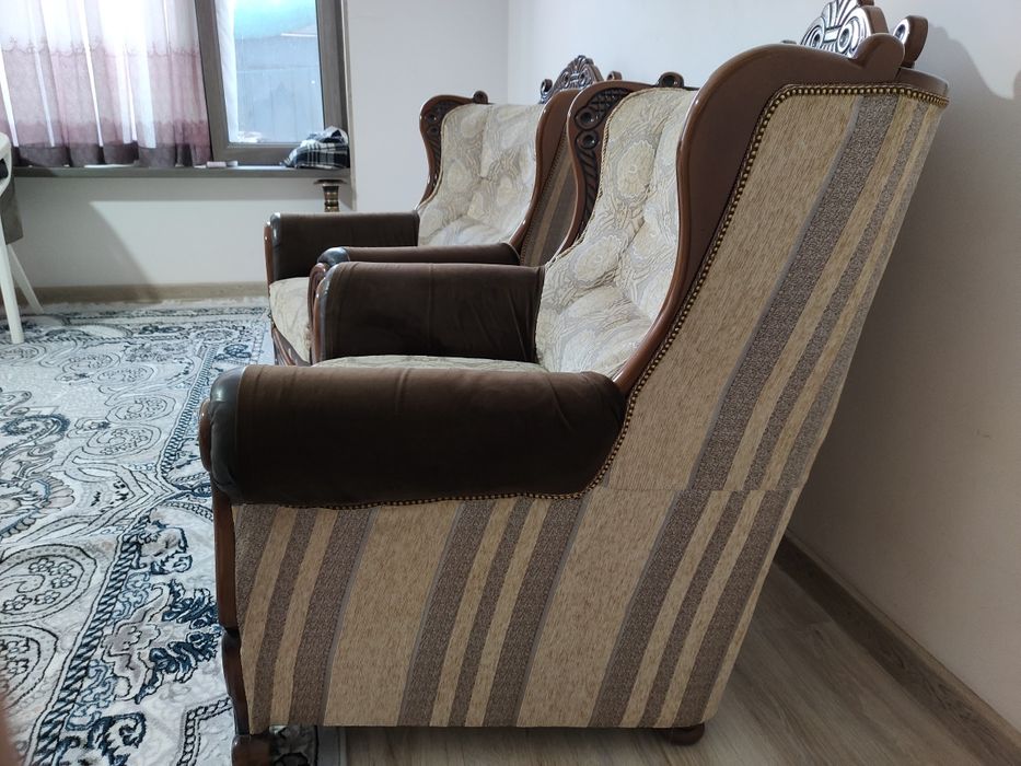 Диван с двумя креслами