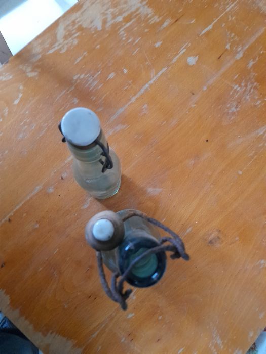 Стара ютия,кошници и стари бутилки