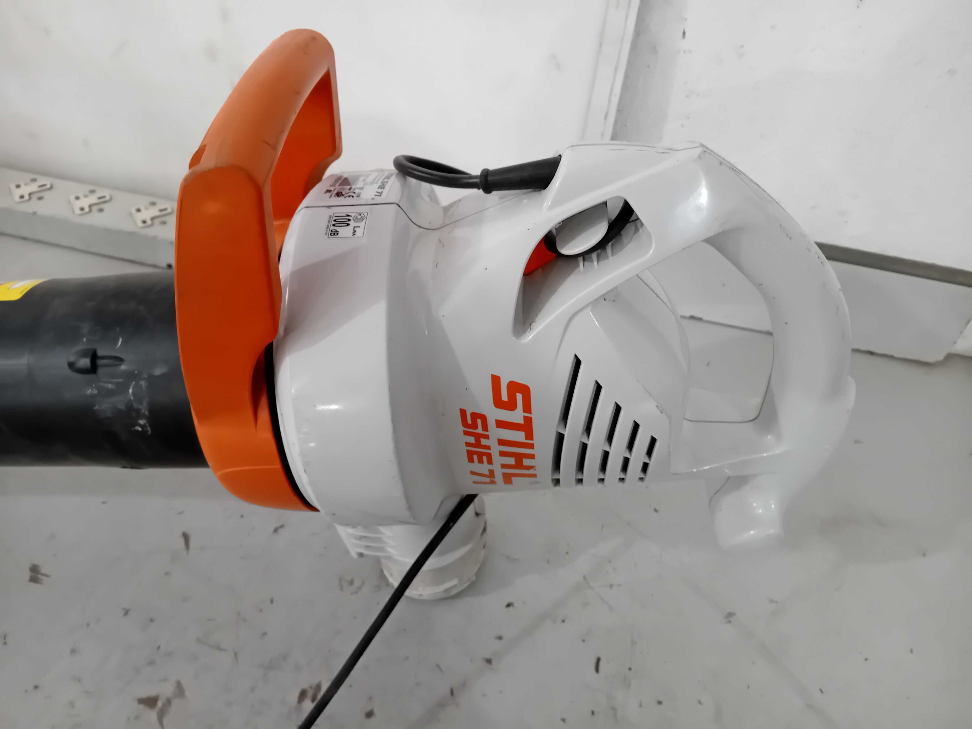 Духалка за  листа Stihl SHE 71 - 1100 W