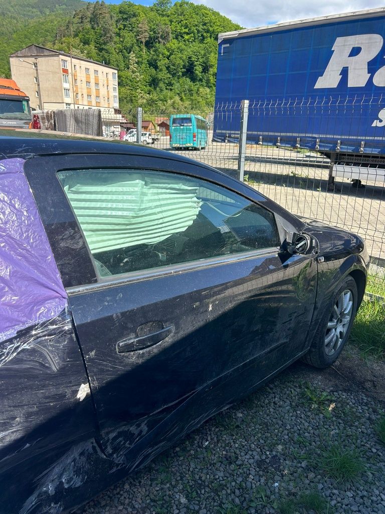 Opel Astra GT avariat