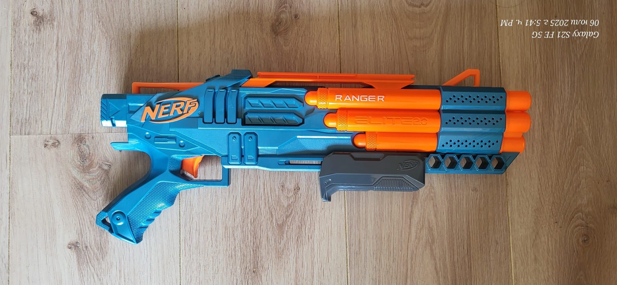 Продавам комплект бластер/ нърф/ NERF Elite 2.0 и Dinosqad