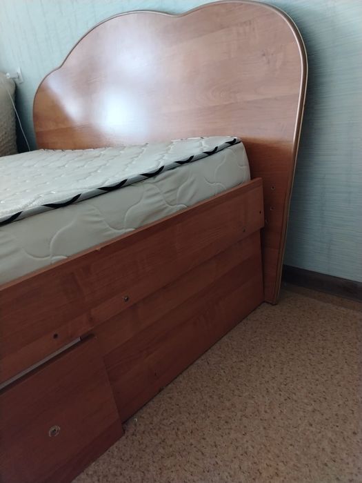 Продам кровать с матрасом