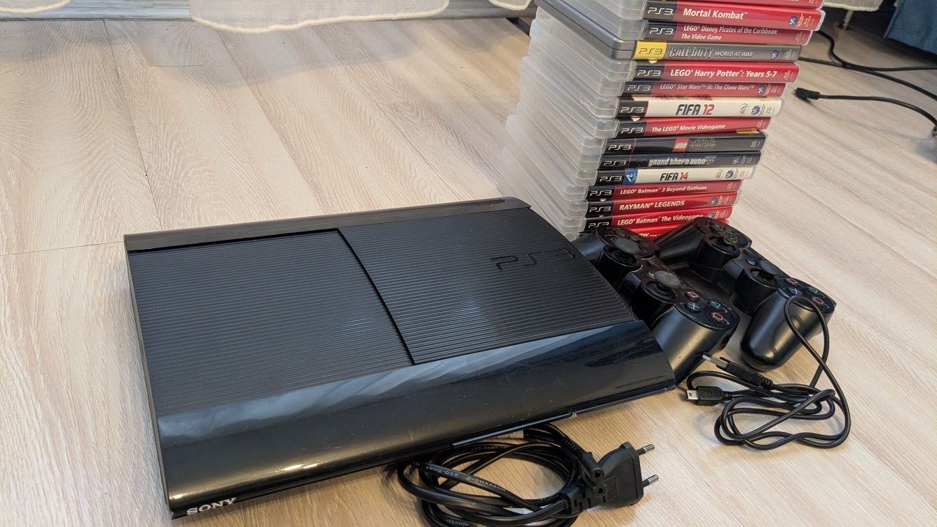 PS3 slim + 2 controllere + 18 DVD jocuri