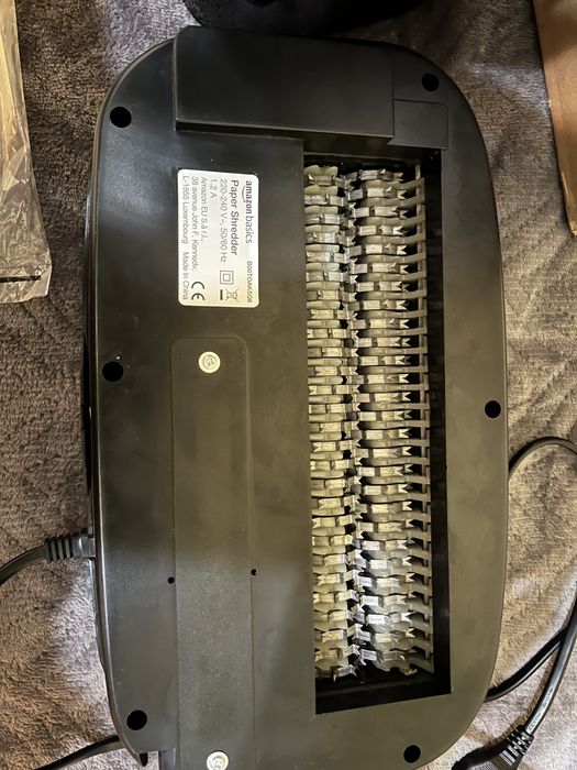 Distrugator documente Amazon Basics