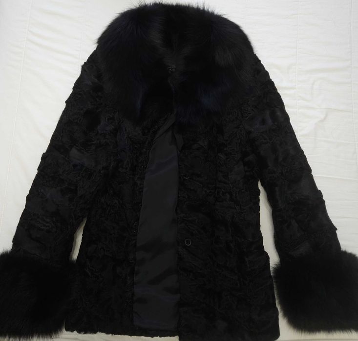 Haina blana astrahan, guler si mansete vulpe