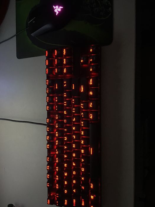 Vand PC cu tot cu periferice ! tastatura mouse