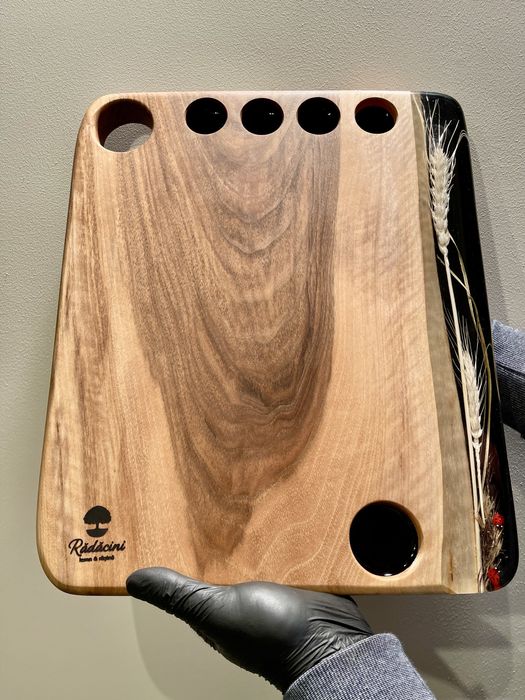 Platouri premium din lemn de nuc cu inserții de rășină