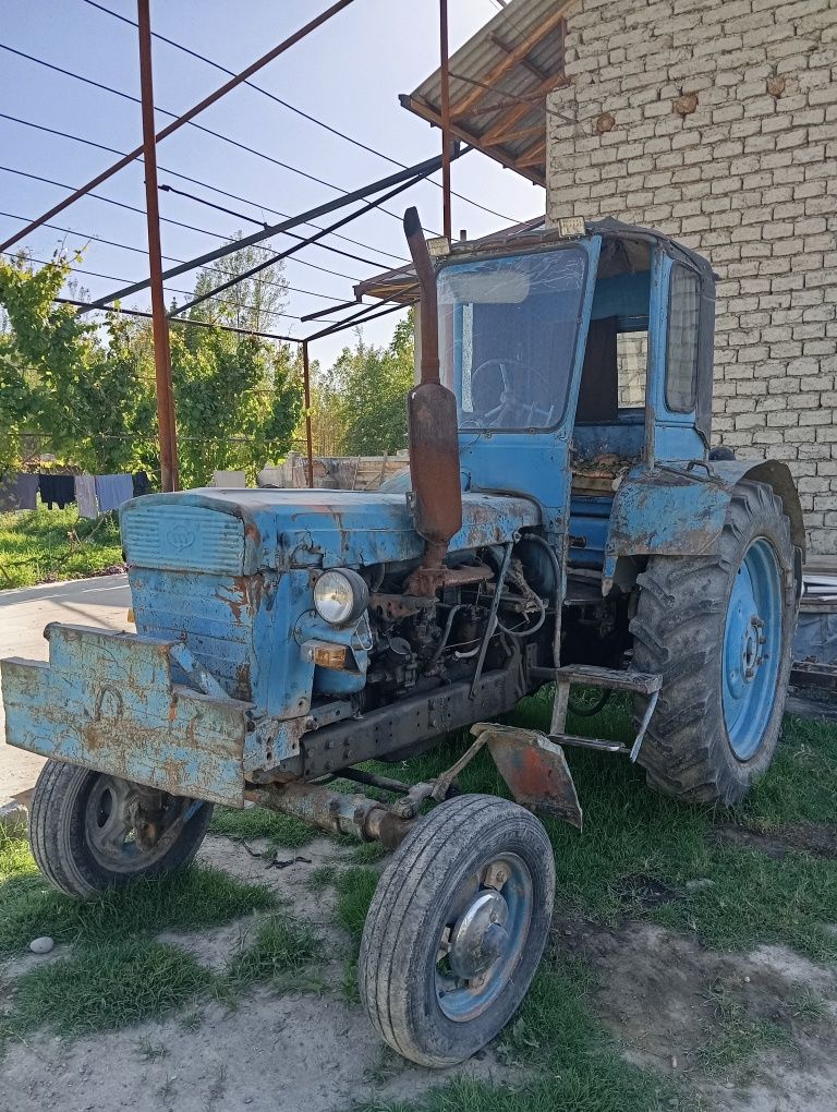 Трактор сотилади