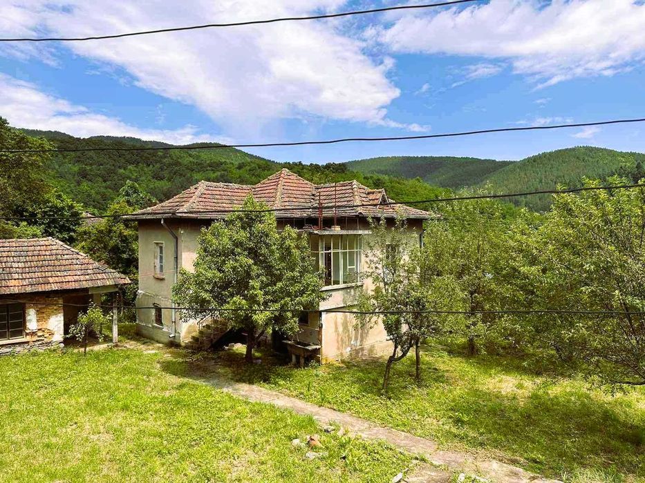 Двуетажна къща с 2 000 кв. м земя за продажба, България