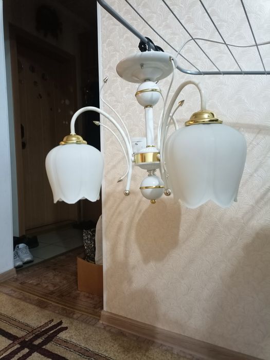 Продам люстру ,три плафона.